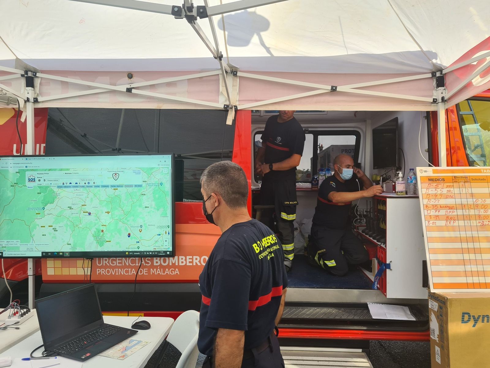 Bomberos del dispositivo dispuesto para sofocar el incendio de Sierra Bermeja.