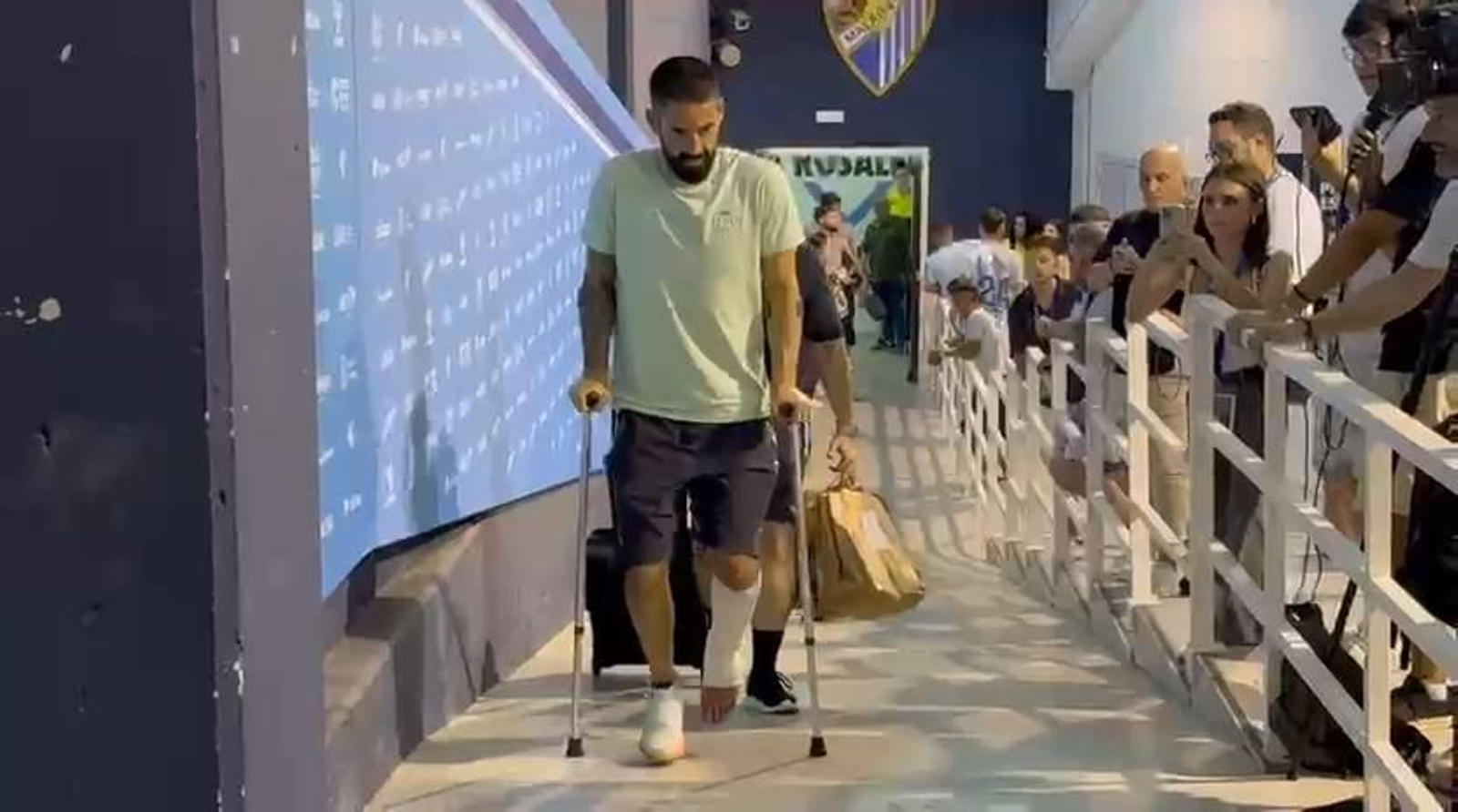 Isco abandona La Rosaleda con una inquientante férula en su tobillo izquierdo
