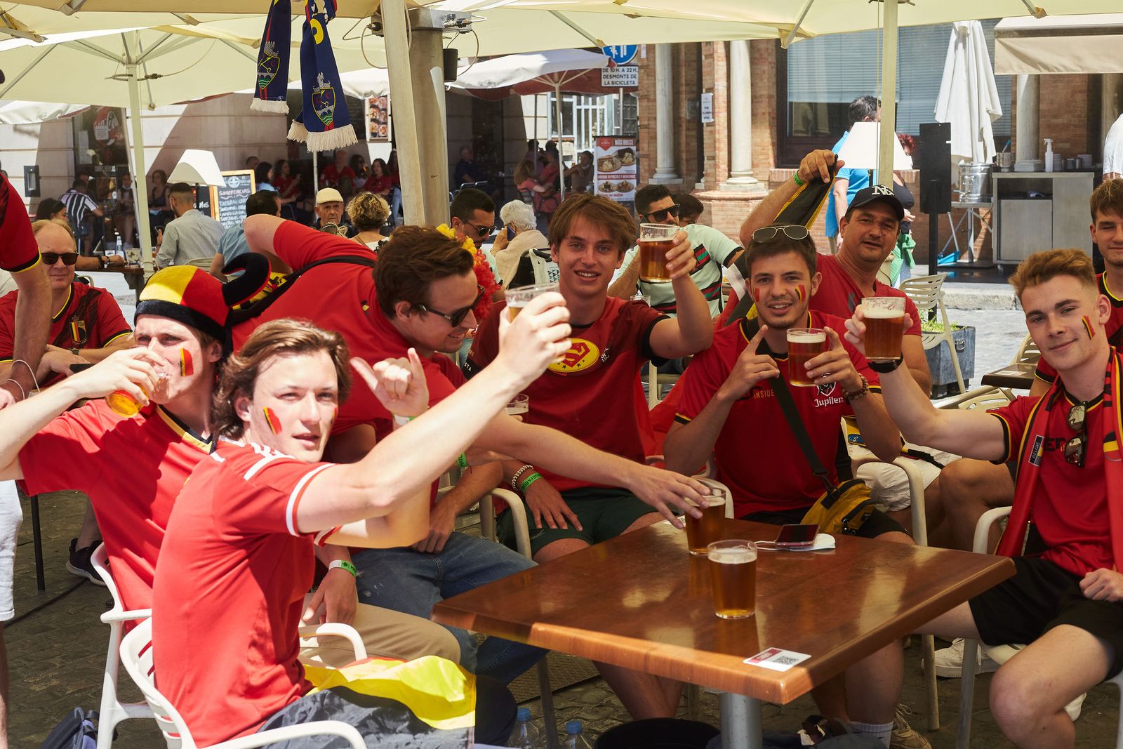 Imágenes de la convivencia entre belgas y portugueses por las calles de Sevilla.