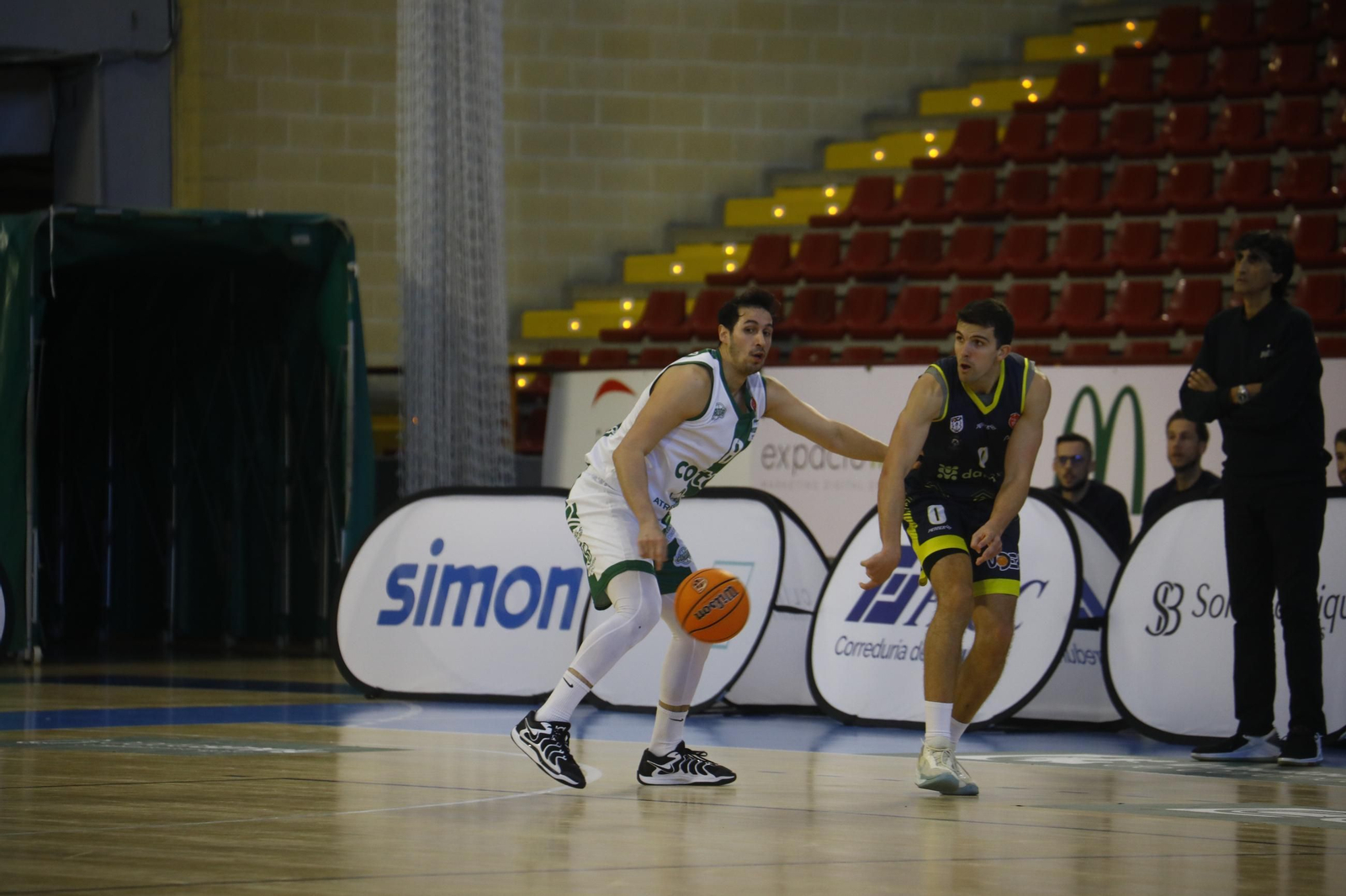 Las mejores fotos del ambiente en Vista Alegre para el Coto Córdoba - UDEA Algeciras