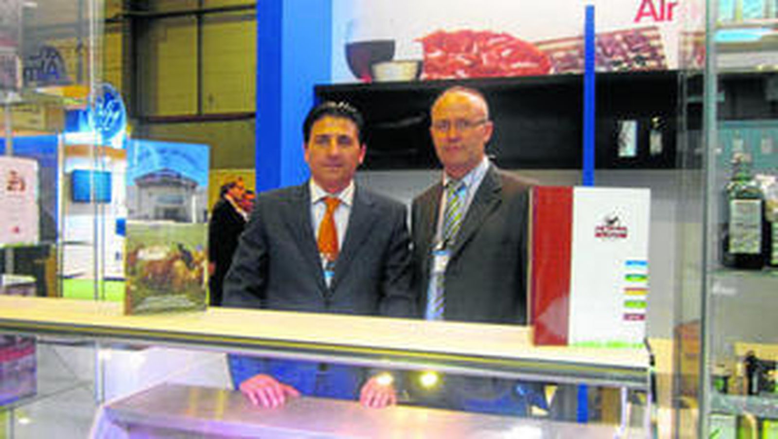 Fernando Magaña López, gerente de Los Filabres, y Andrés Aránega Navarrete, gerente de La Pastora, en su estand de la feria.