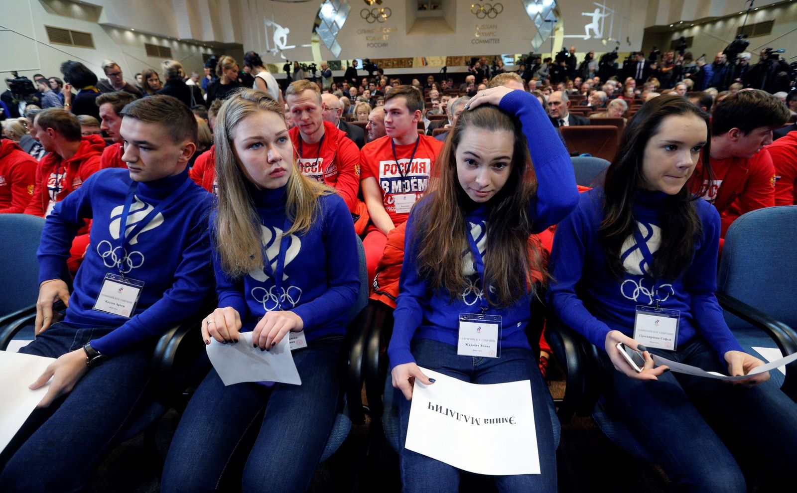 Los atletas rusos participan en la reunión de su comité olímpico en Moscú.