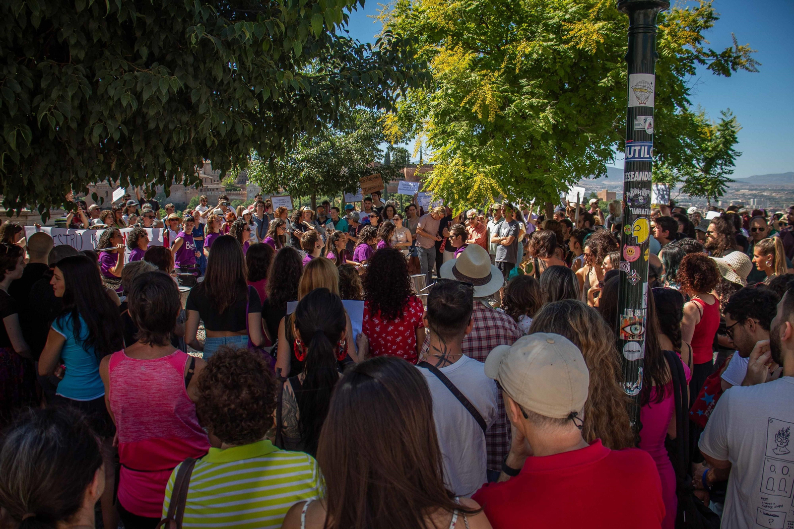La protesta de los vecinos del Albaicín contra el turismo de masas, en imágenes