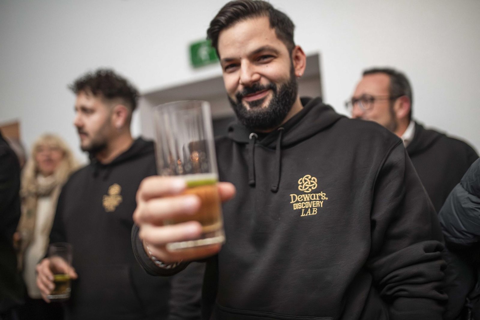 Disfrutando de Dewar's.