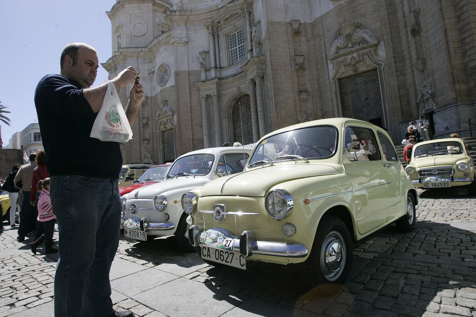 Imagen de hace más de 20 años de una concentración de coches clásicos en la plaza de la Catedral de Cádiz
