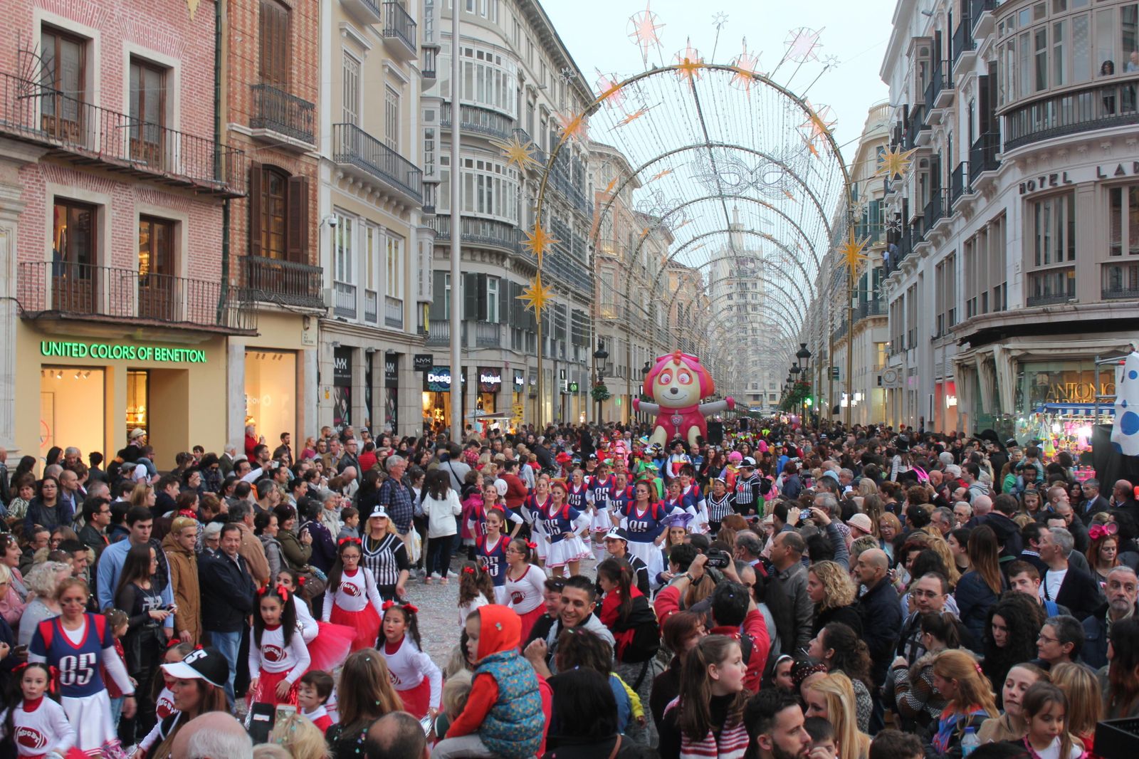 Calle Larios y la Plaza de la Constitución, invadidas por el pasacalles de grupos infantiles en la tarde de ayer.