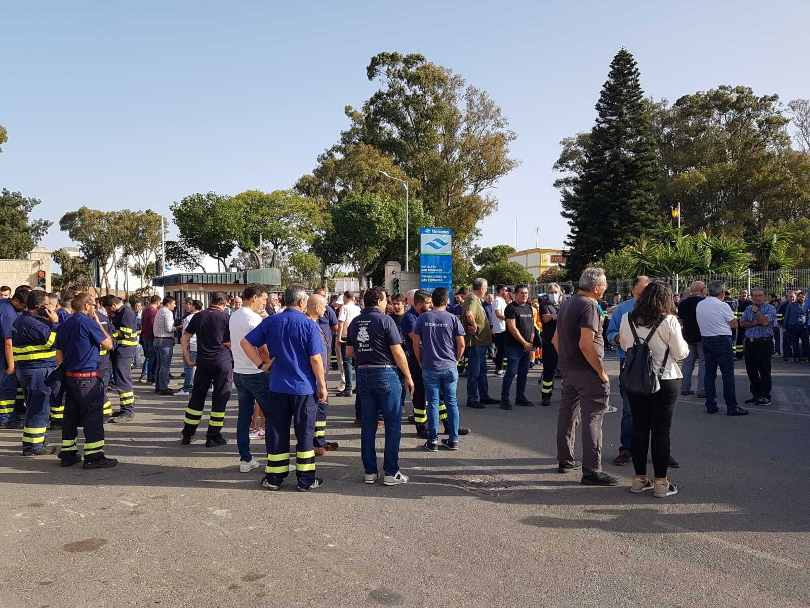 Trabajadores de Navantia San Fernando, a las puertas de la factoría de La Carraca.