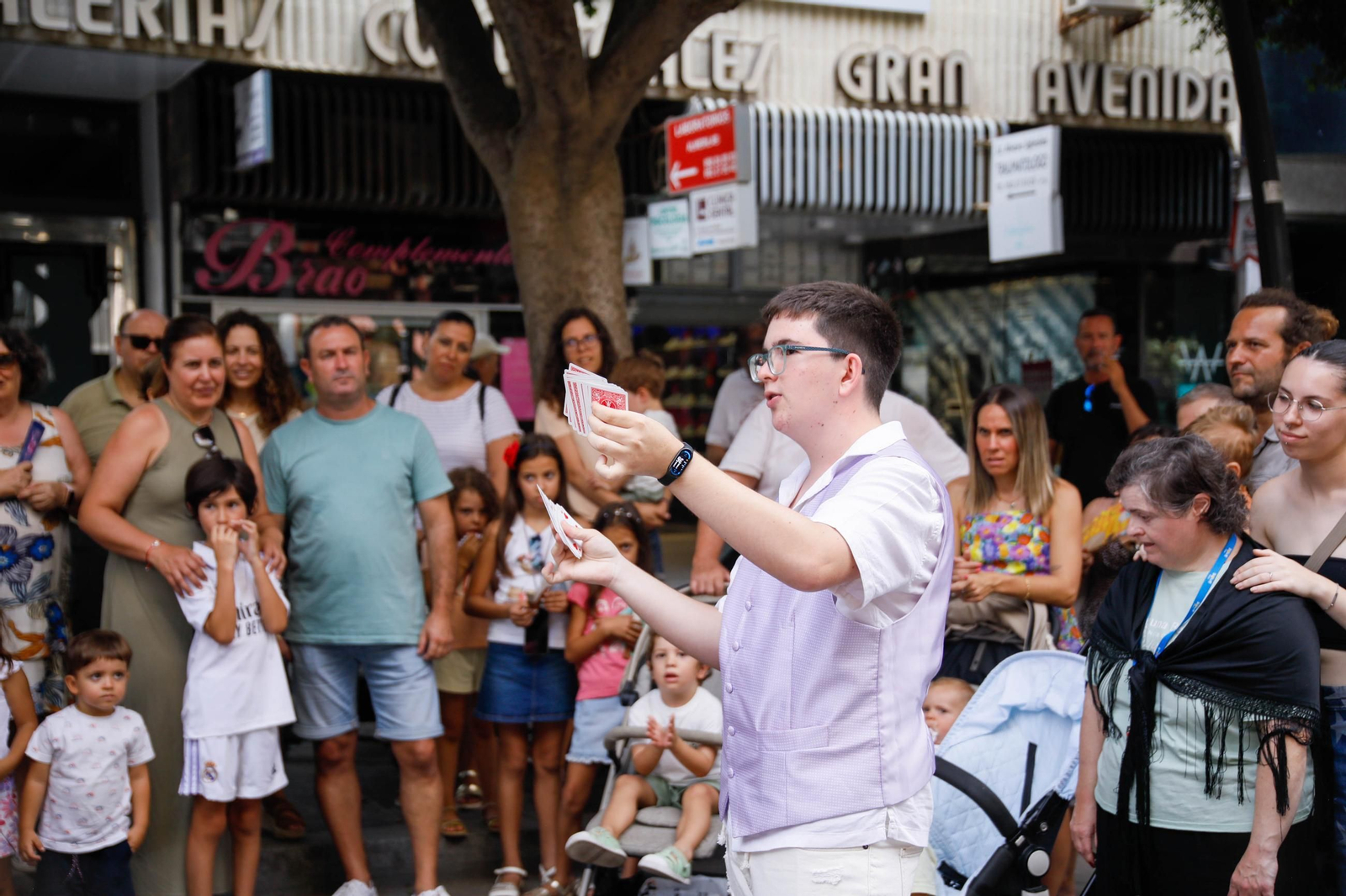 Las mejores imágenes del espectáculo 'Magia en la Calle' en el Paseo de Almería
