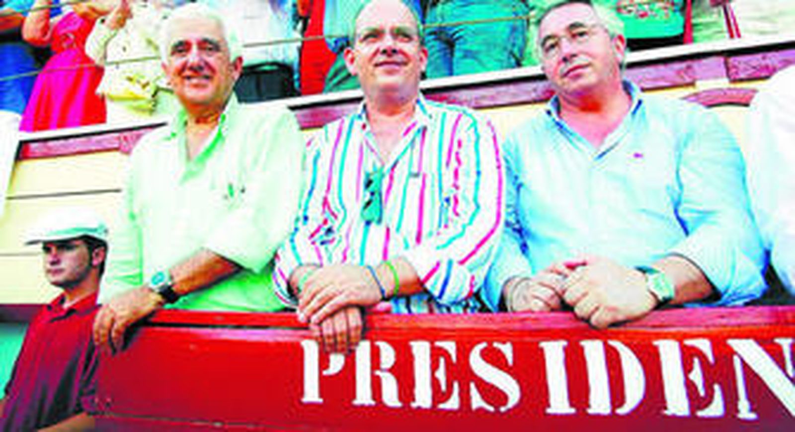 De izquierda a derecha, Santiago Herrero (CEA), Javier Sánchez Rojas y Miguel González Saucedo, en la plaza de toros de El Puerto en el año 2008.