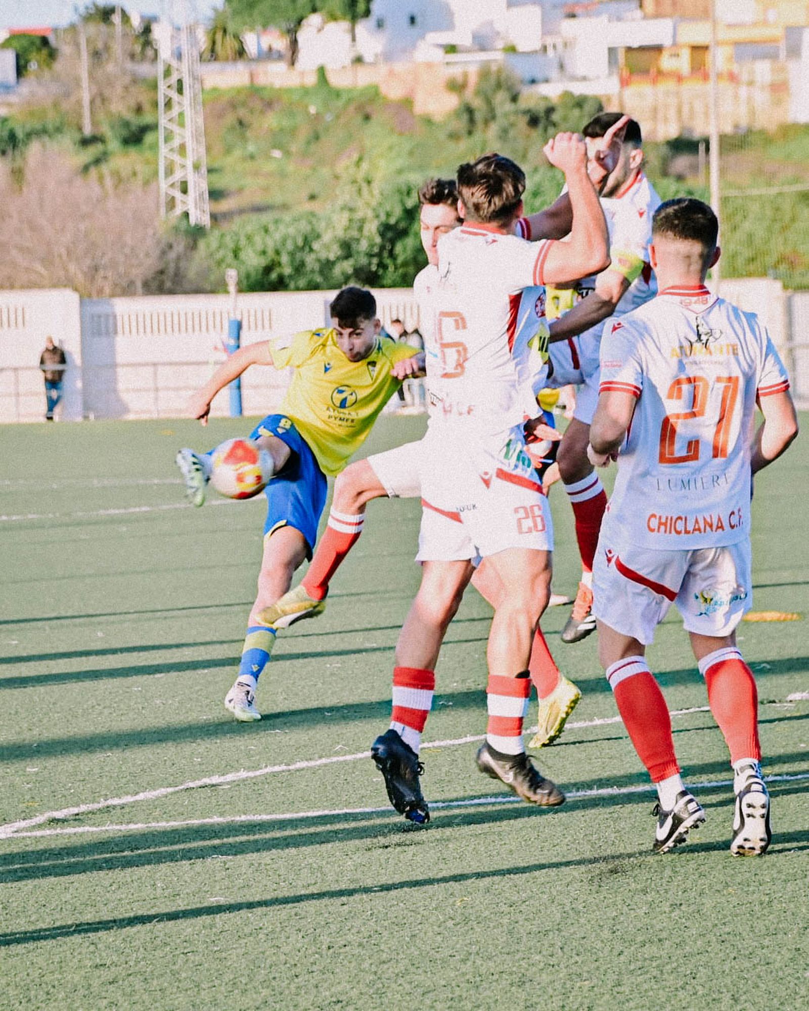 Marlon conecta con el balón ante una nube de rivales.
