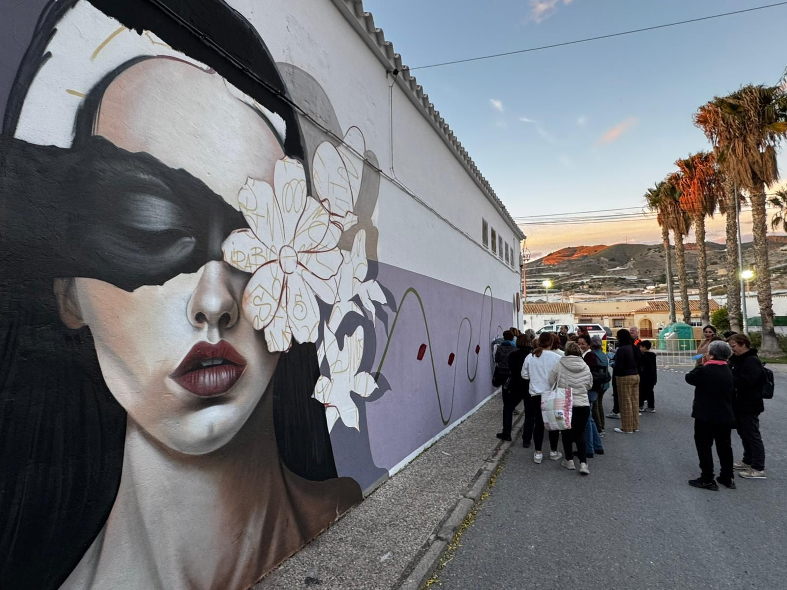Mujeres de Carchuna con parte del mural