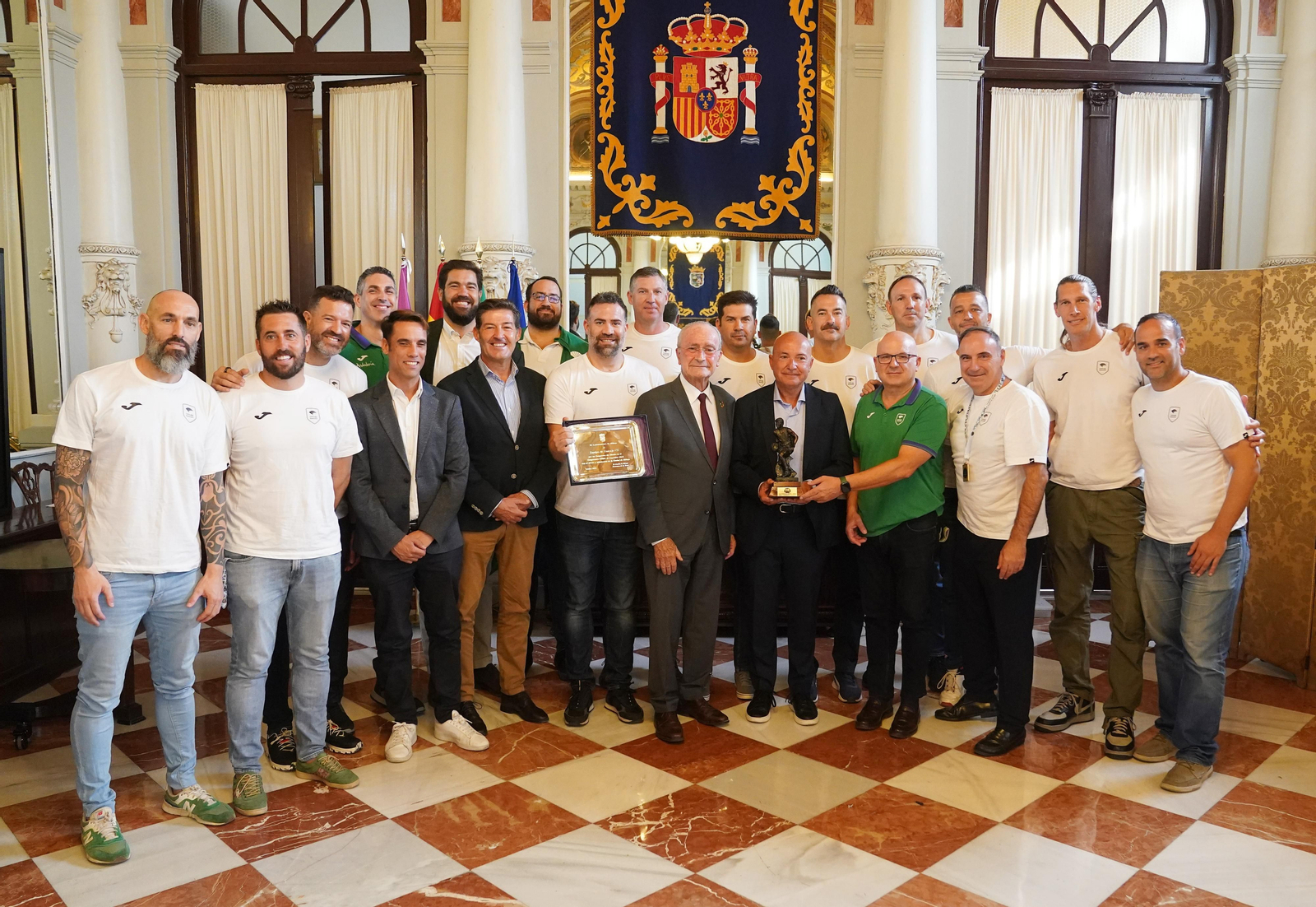 El alcalde recibe a los Campeones del Mundo +35 del Unicaja
