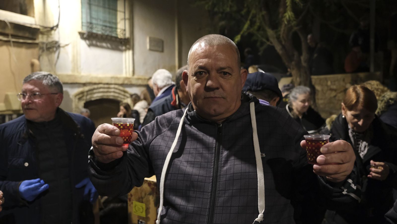Las Hogueras de San Antón del casco histórico de Almería, en imágenes