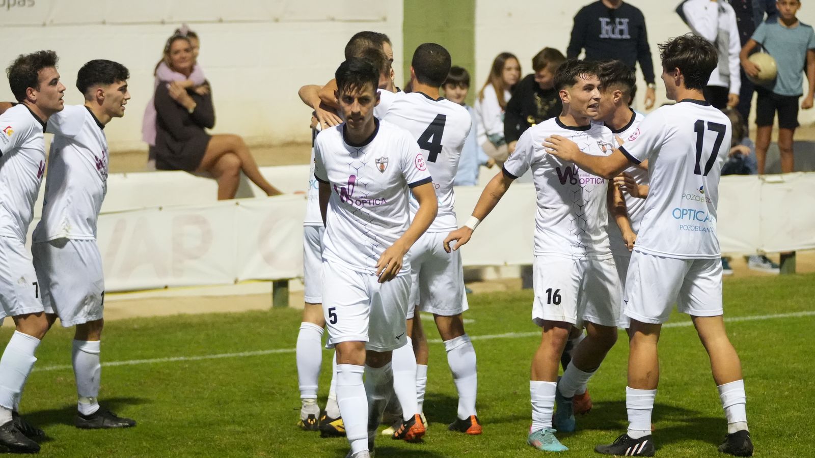 Los jugadores del Pozoblanco celebran un gol en su estadio.
