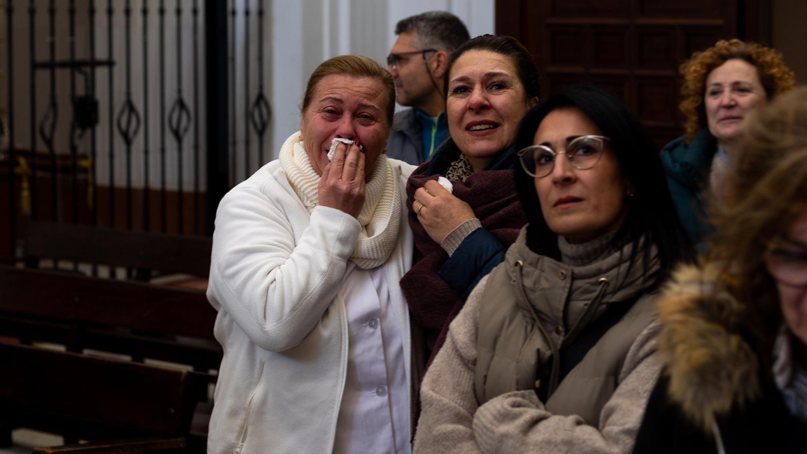 Devotas emocionadas contemplando a la Blanca Paloma tras reponerse al culto.