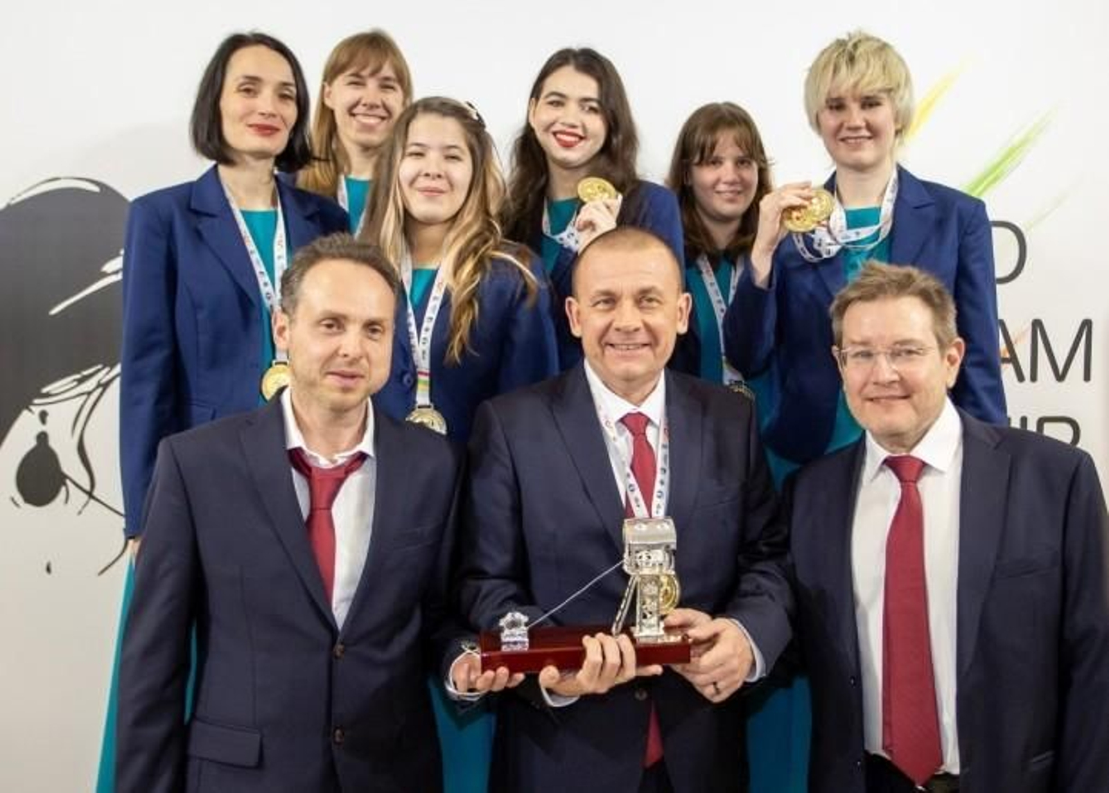 Integrantes del equipo de la FIDE, con su medalla de oro.