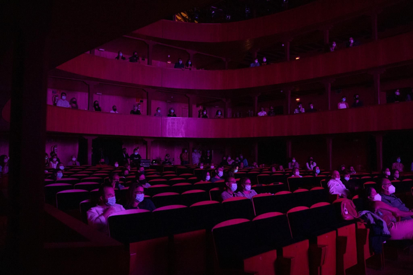 Público en una función reciente del Teatro de las Cortes.