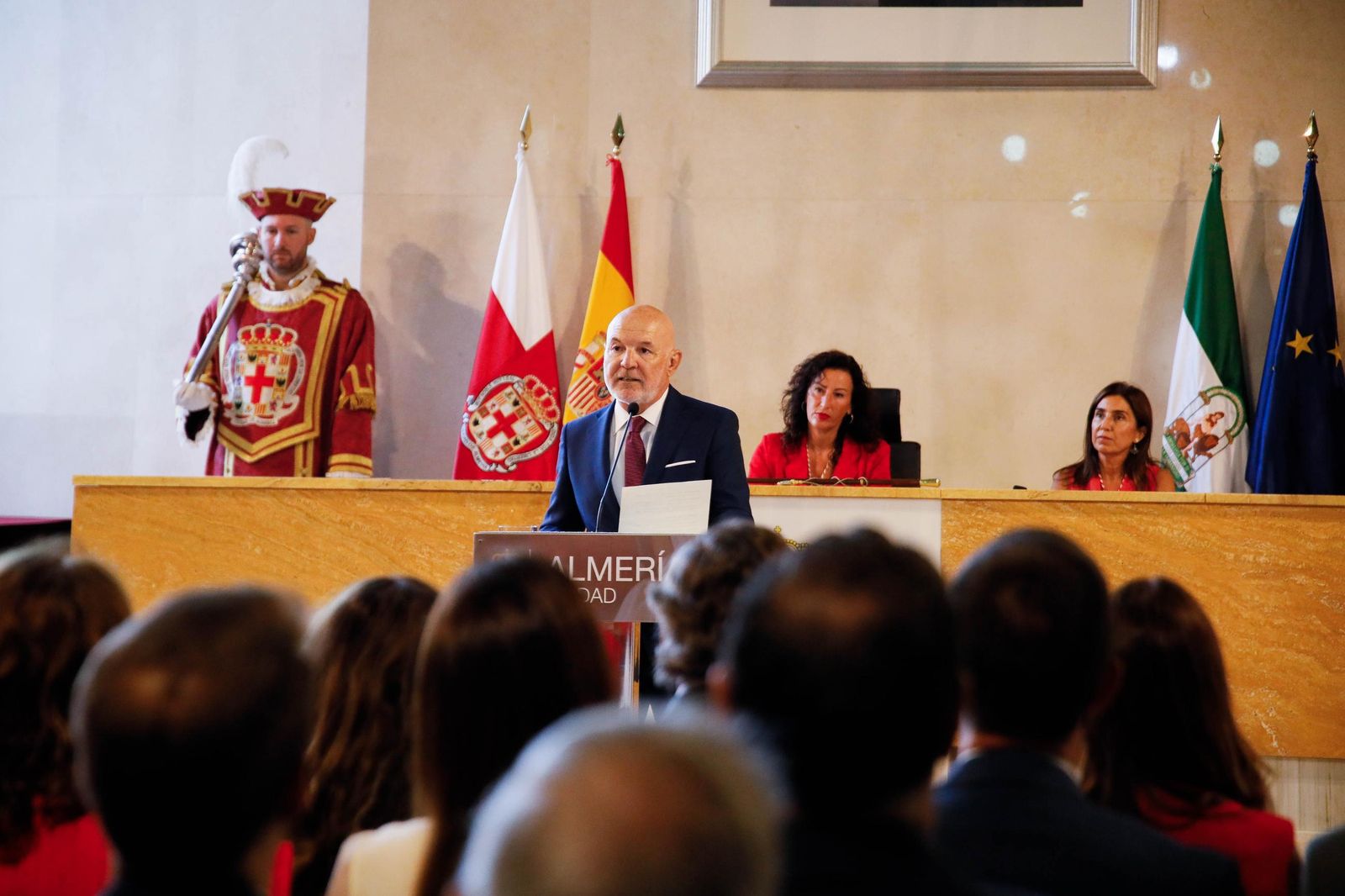 Jesús Vigorra durante la lectura del pregón de los Mártires de la Libertad en Almería.