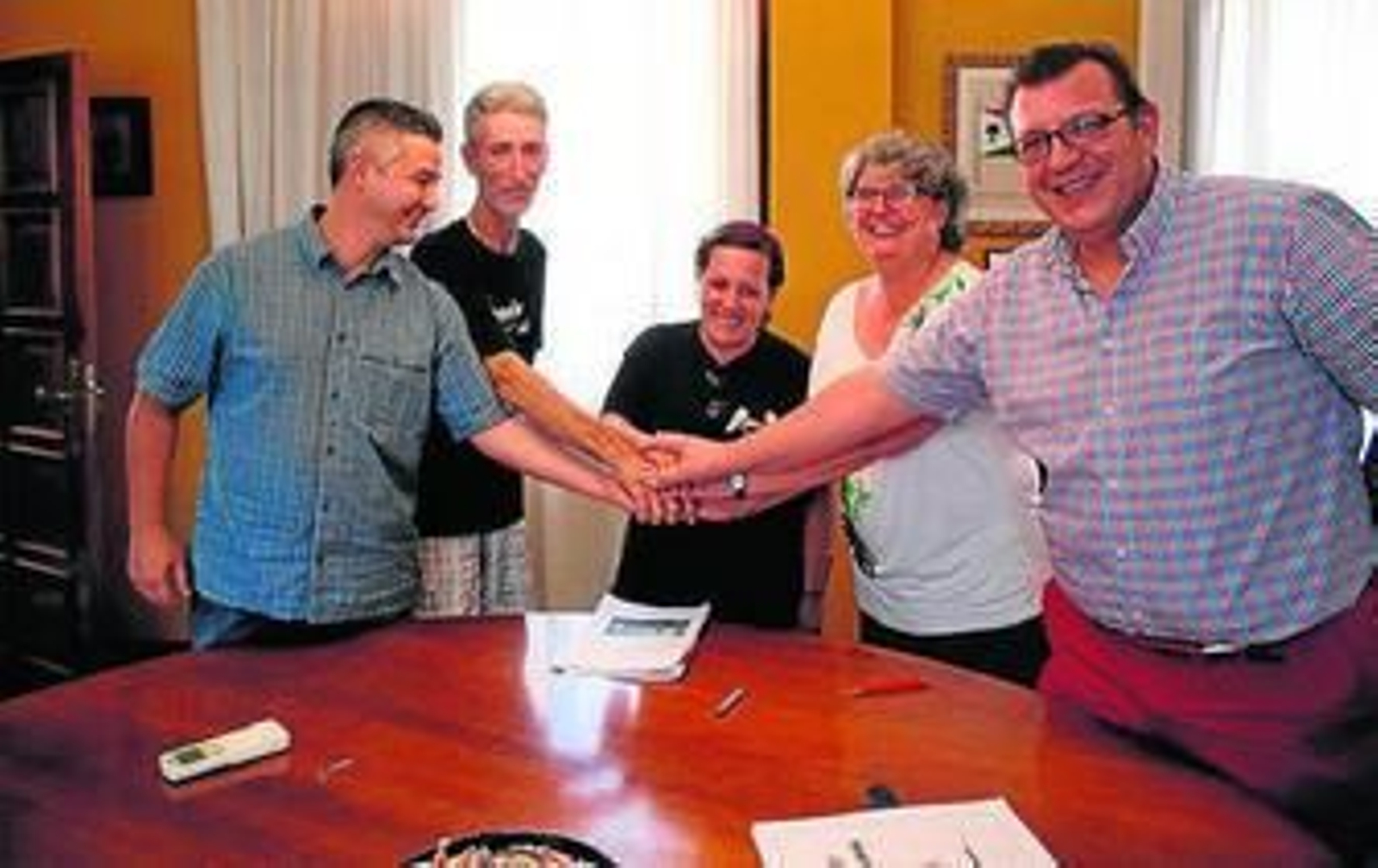 Miembros de la asociación de parados tras firmar el acuerdo.