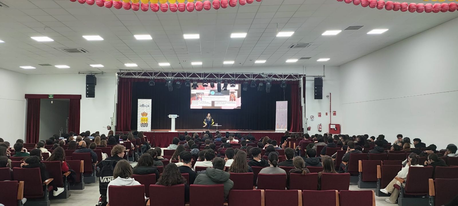 Ponencia Sheila Hernández con los jóvenes de Albox.