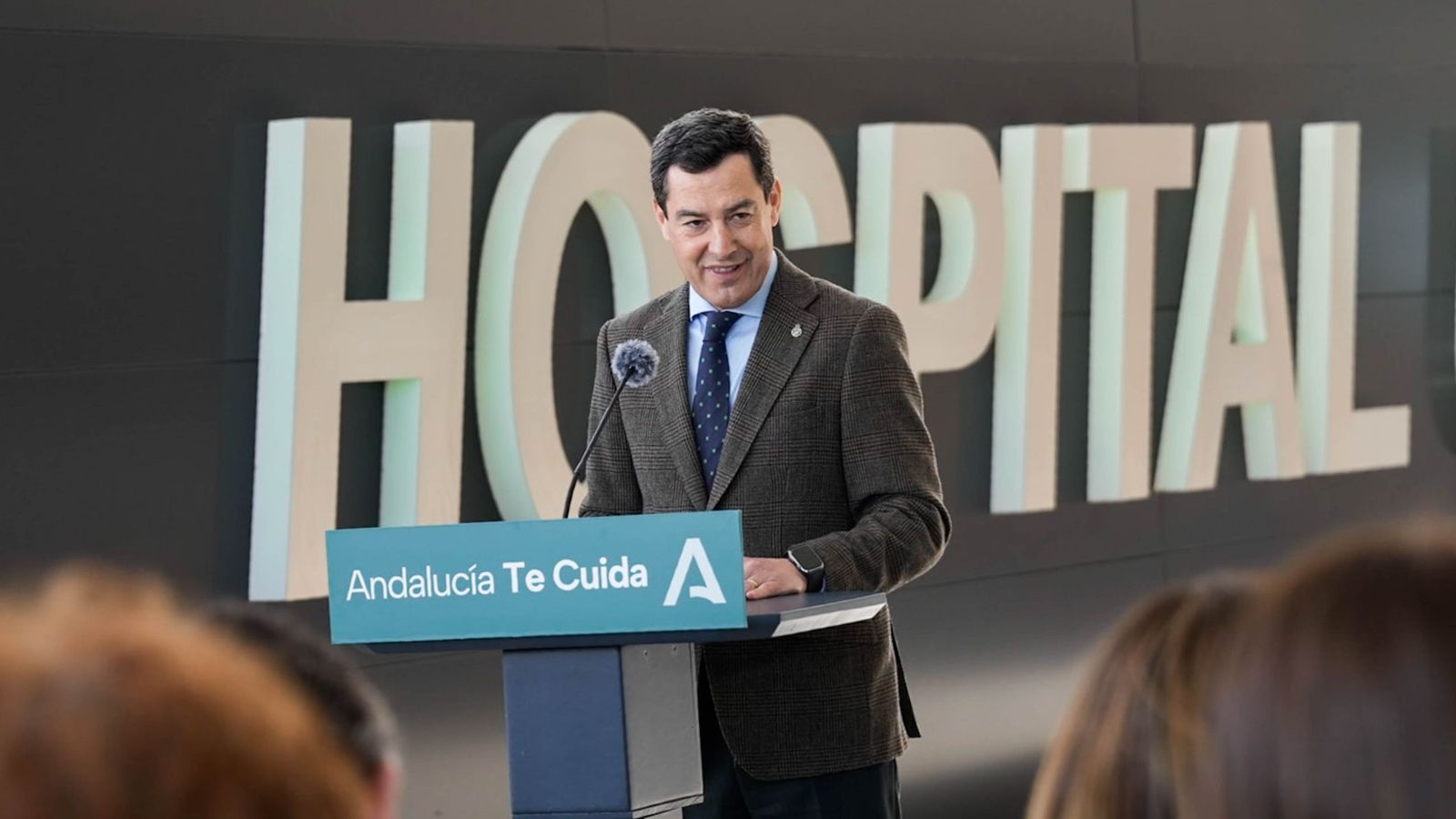 Moreno durante su discurso este lunes en el hospital de Torrecárdenas.