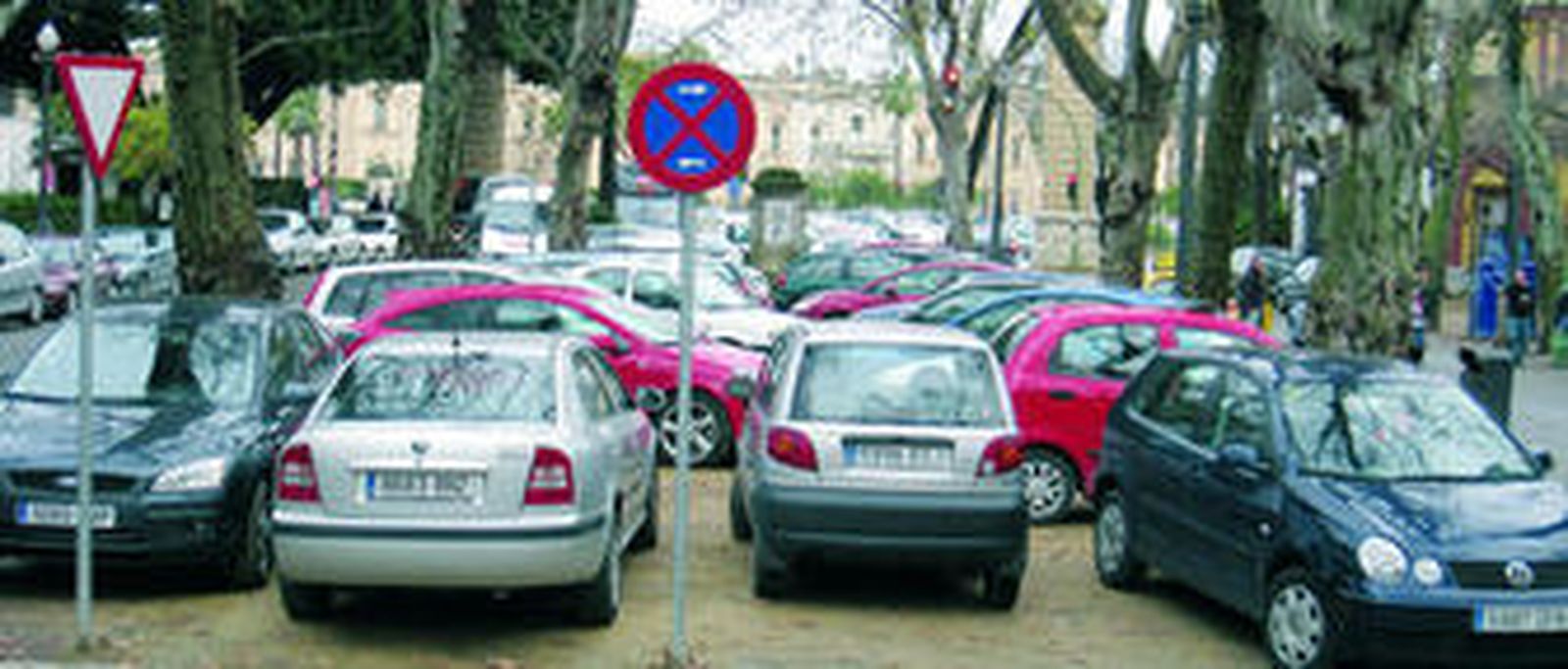 Las zonas peatonales de Isabel la Católica están repletas de coches irregularmente aparcados.