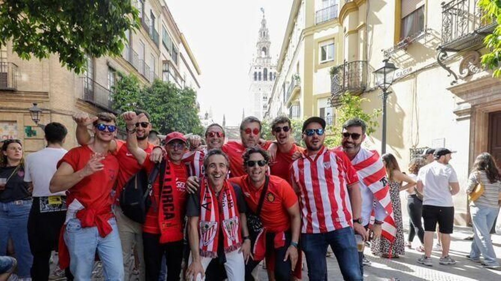 Fotos de hinchas de los dos equipos en la calle Mateos Gago.