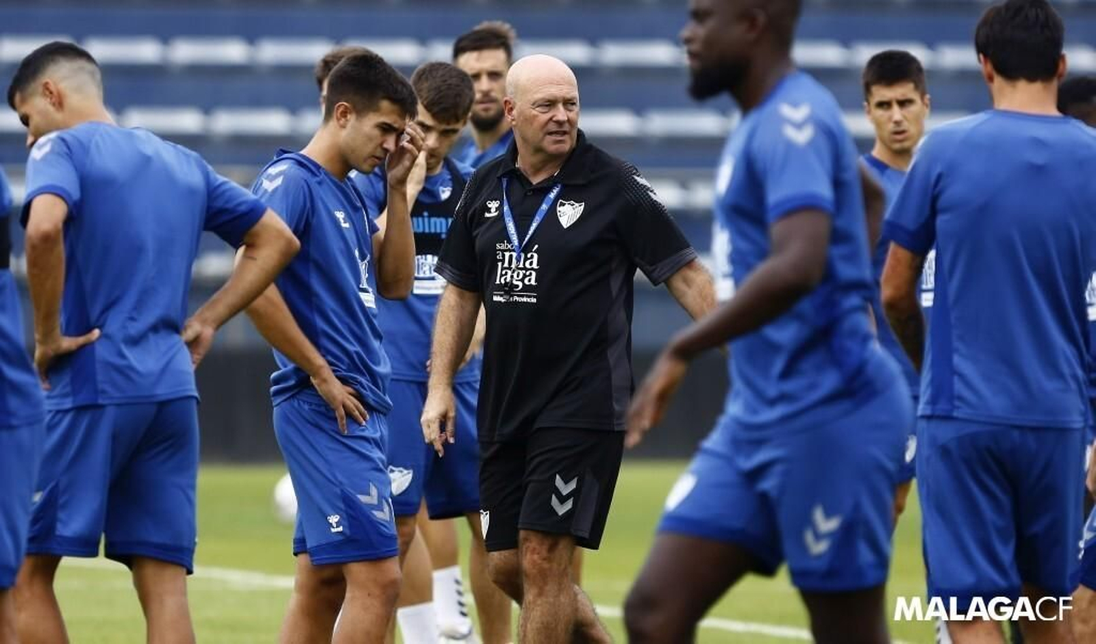 Pepe Mel da órdenes. Pepe Mel da órdenes.