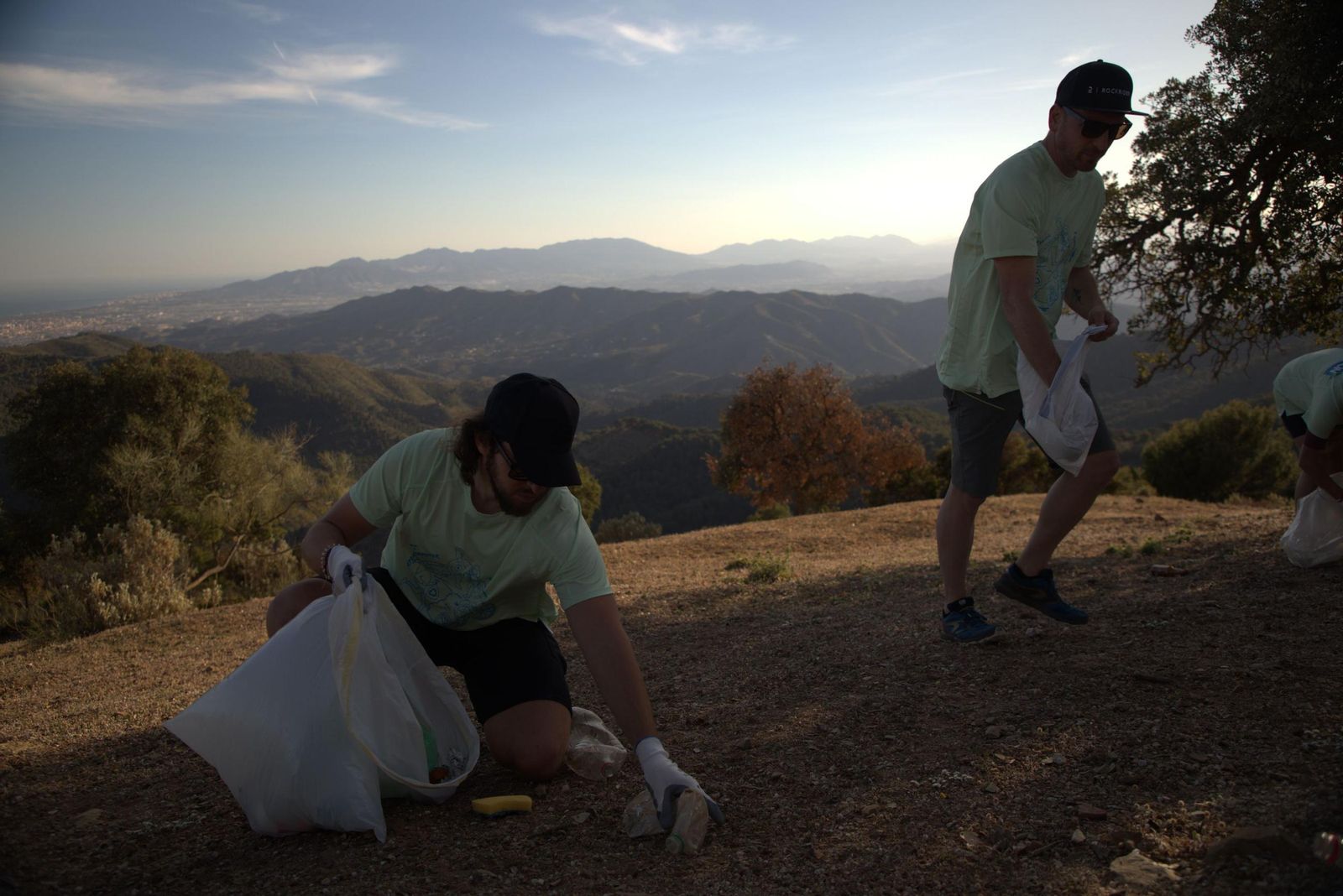 Un voluntario recoge basura en una campaña de concienciación ambiental.