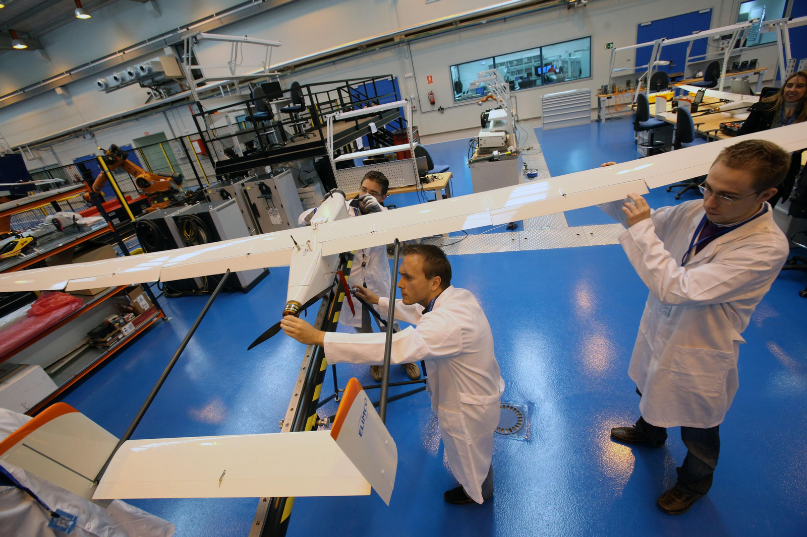 Operarios en una empresa de tecnología. Operarios en una empresa de tecnología.