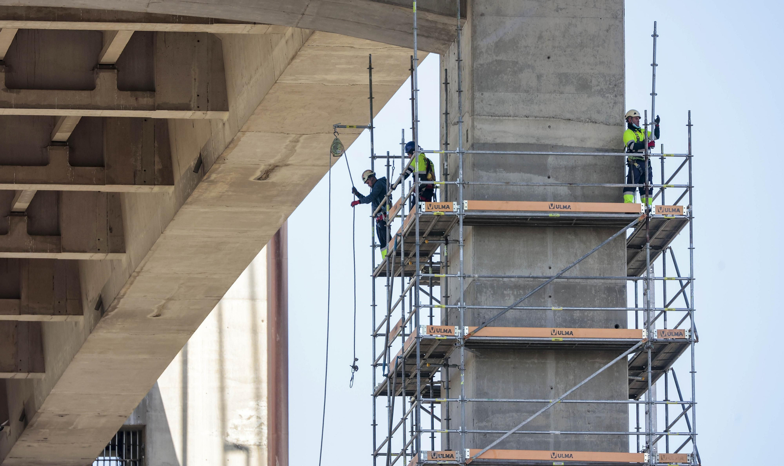 Obreros de la construcción trabajan en el Puente del V Centenario