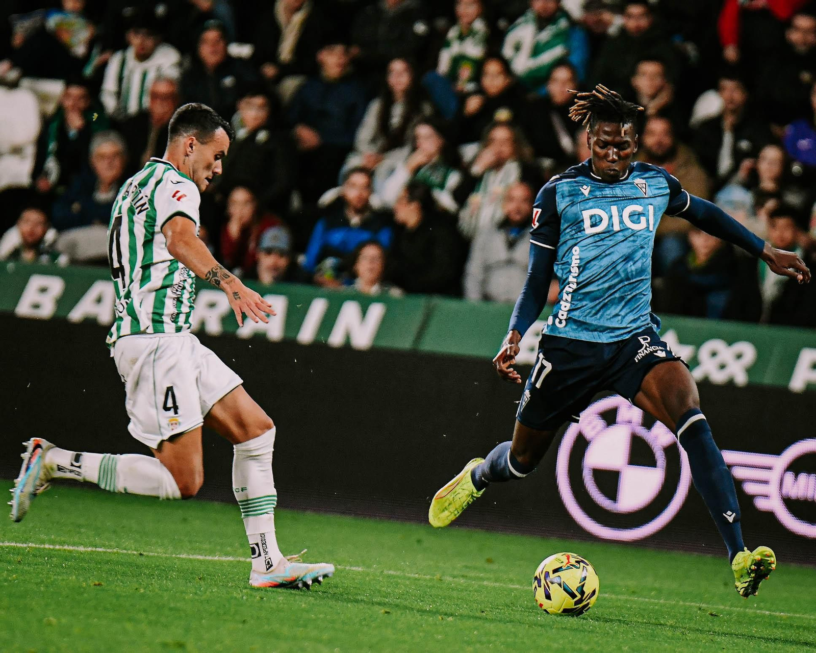 Dawda con el balón en el partido Córdoba-Cádiz.