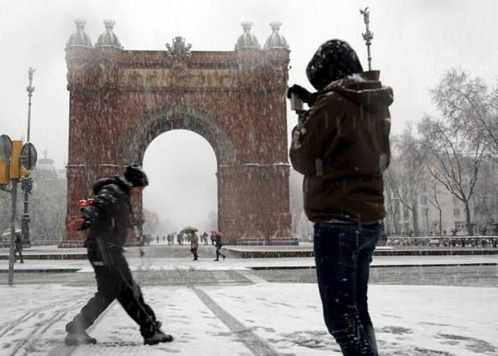Una intensa nevada cubre Barcelona y a casi toda Cataluña. /EFE · AFP Photo · Reuters