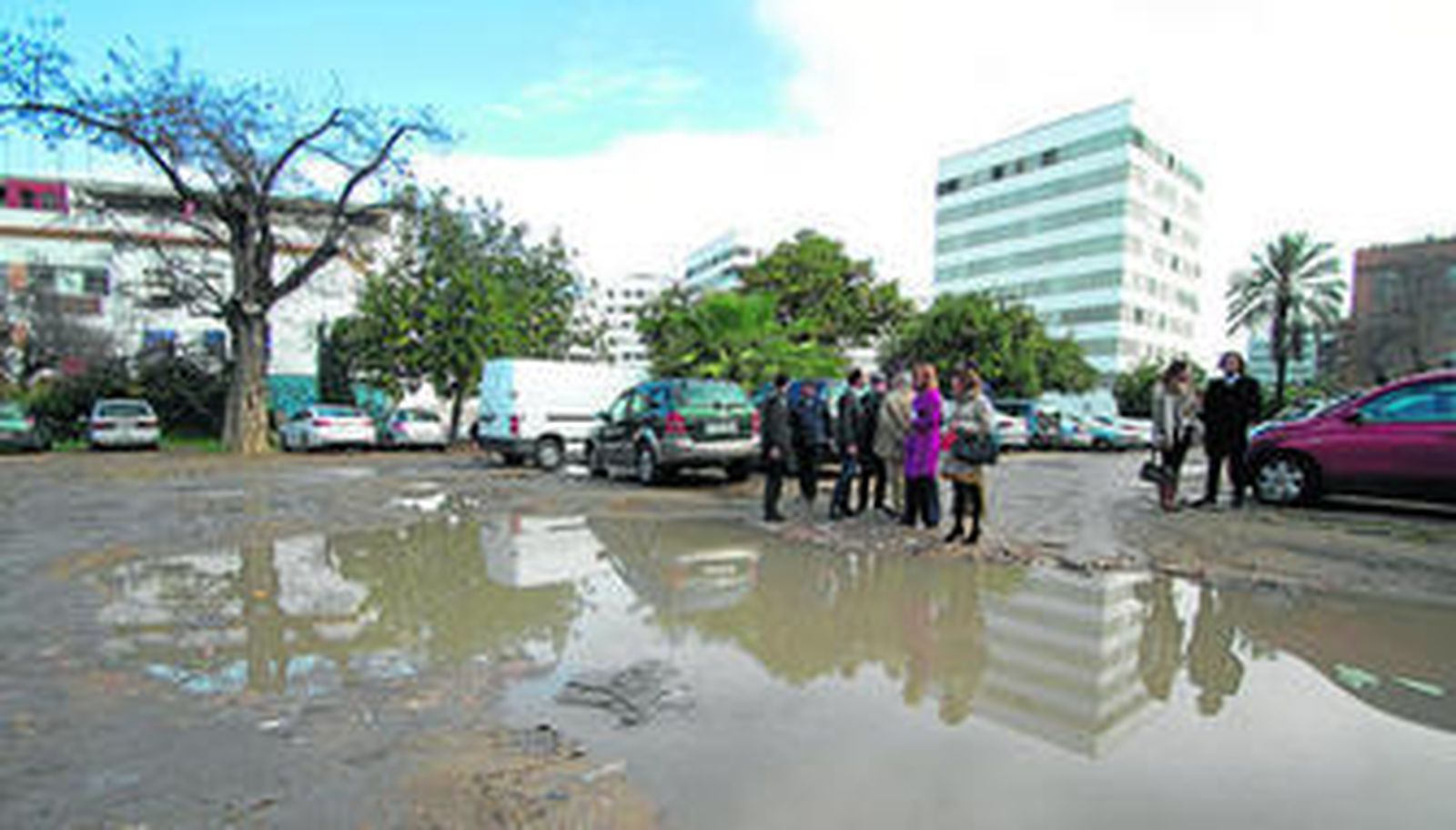 Millán visitó ayer el solar municipal situado en los números 31 y 33 de la calle Porvenir, en el barrio del mismo nombre.