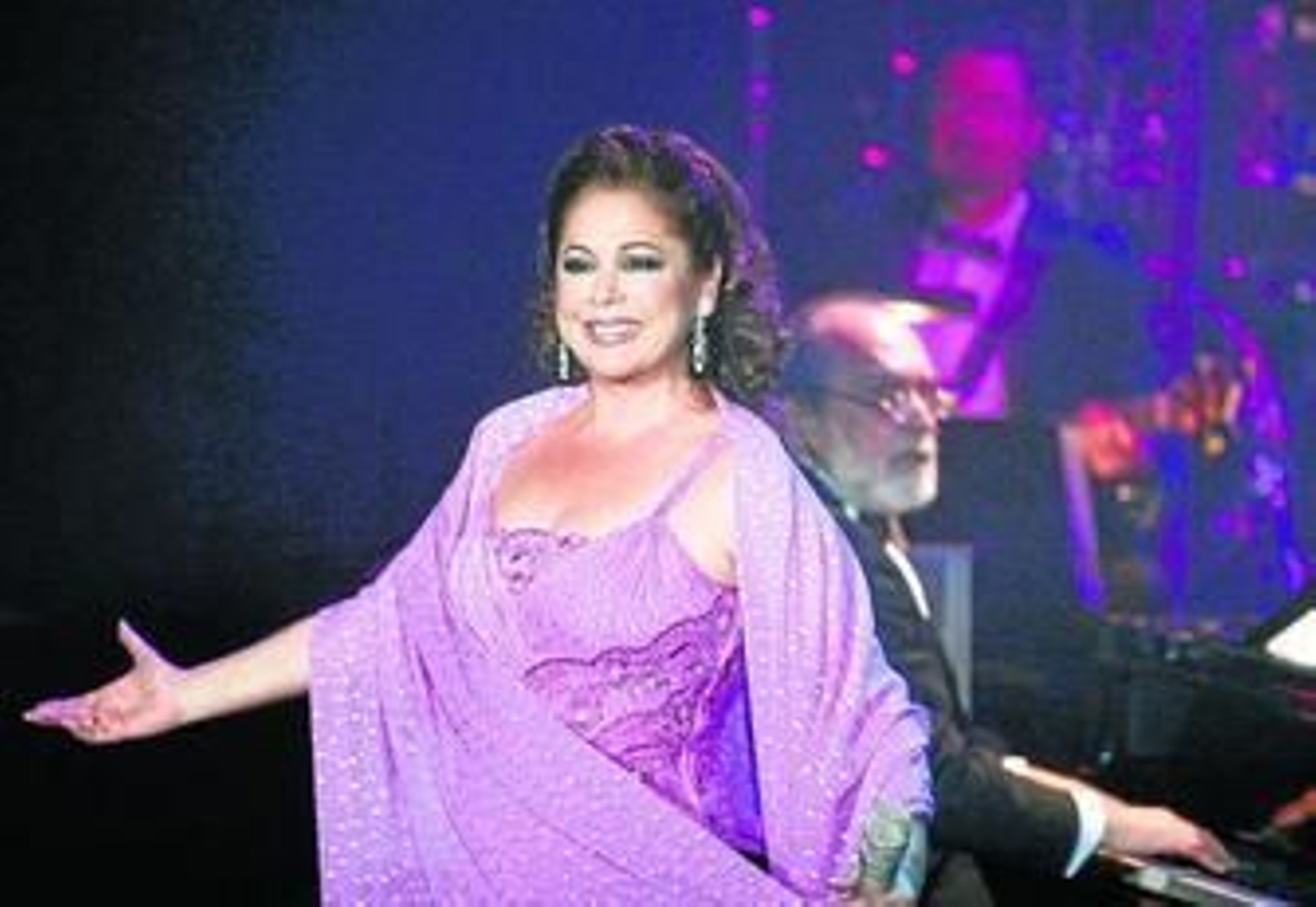 Isabel Pantoja, durante su actuación ayer en la Casa Colón.