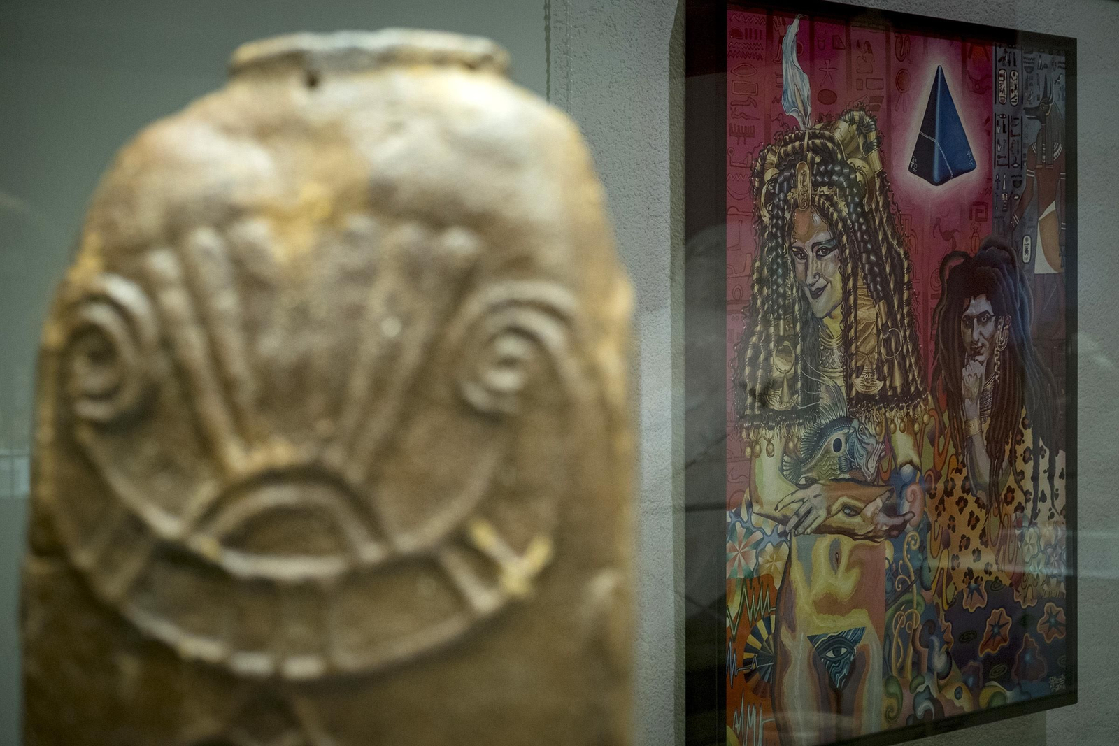 La obra de uno de los artistas referentes del arte pop Juan Maximiliano Jurado, 'Joven Faraón y su esposa', puede verse junto a los sorprendentes hallazgos fenicios de la Punta del Nao que exhibe el Museo de Cádiz.