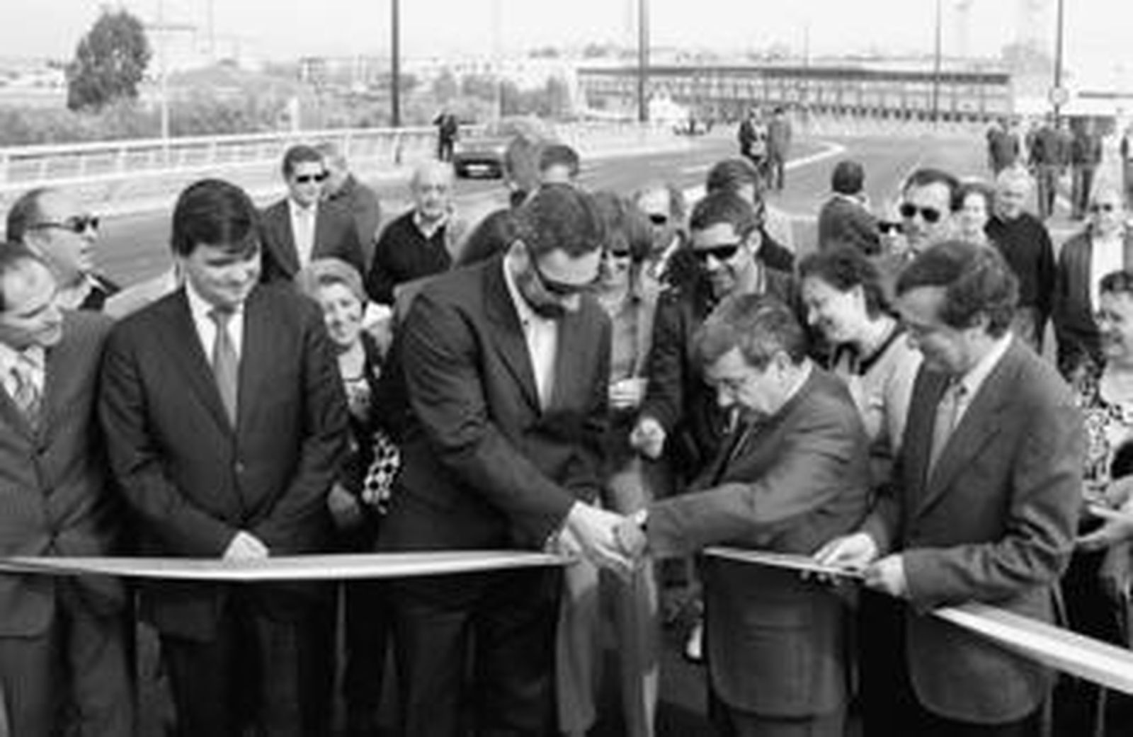 El alcalde de Ayamonte y el consejero de Obras Públicas y Transporte proceden a cortar la cinta inaugural.