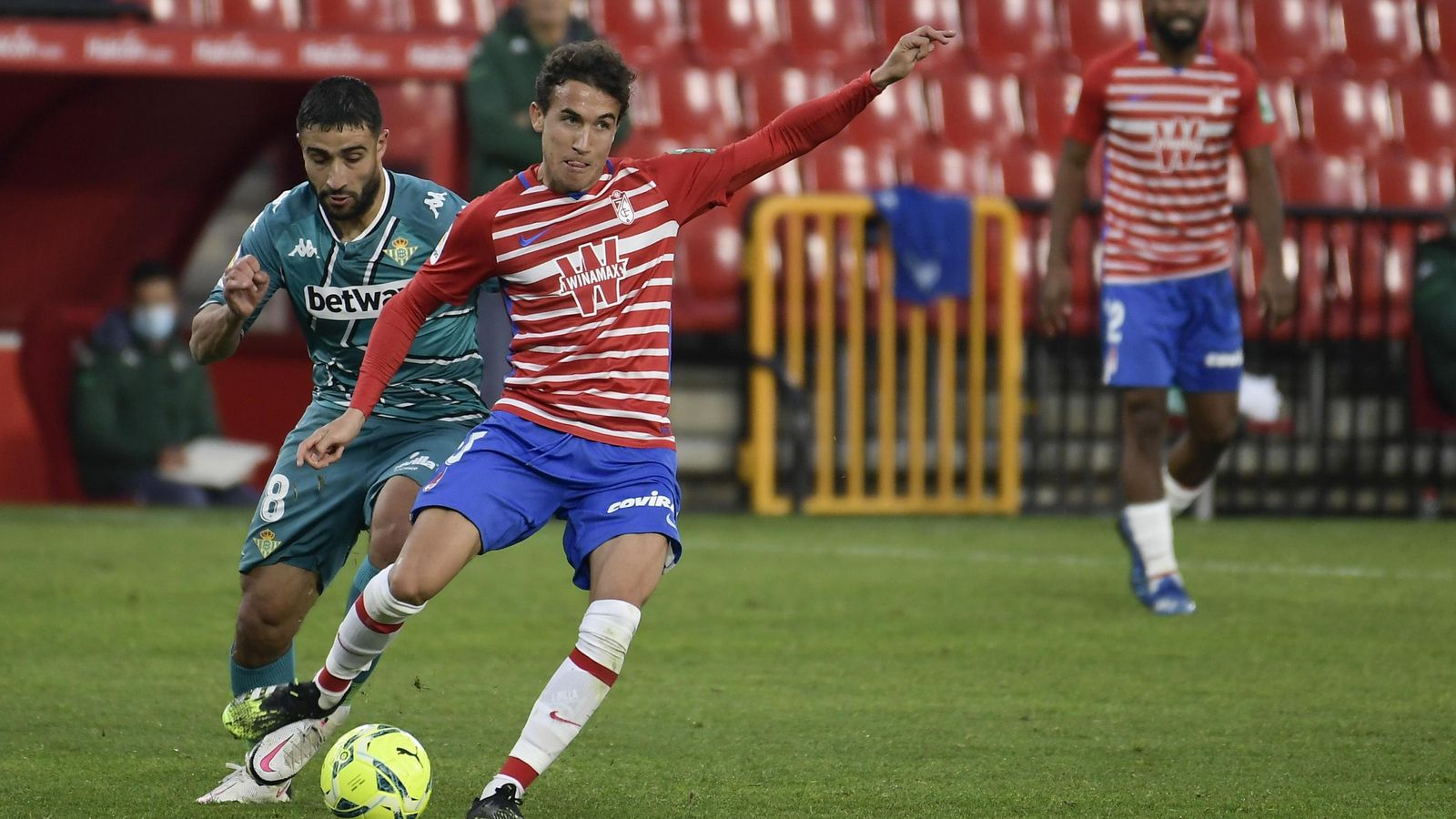 Milla intenta un pase largo en el partido ante el Betis.