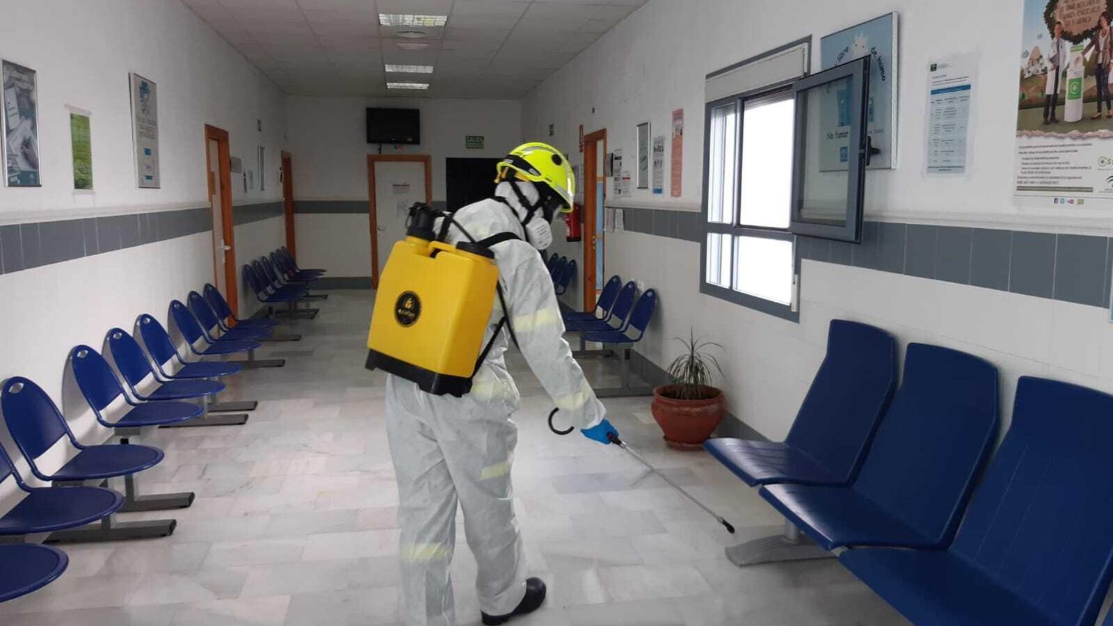 Un bombero desinfecta el centro de salud de Benalup.