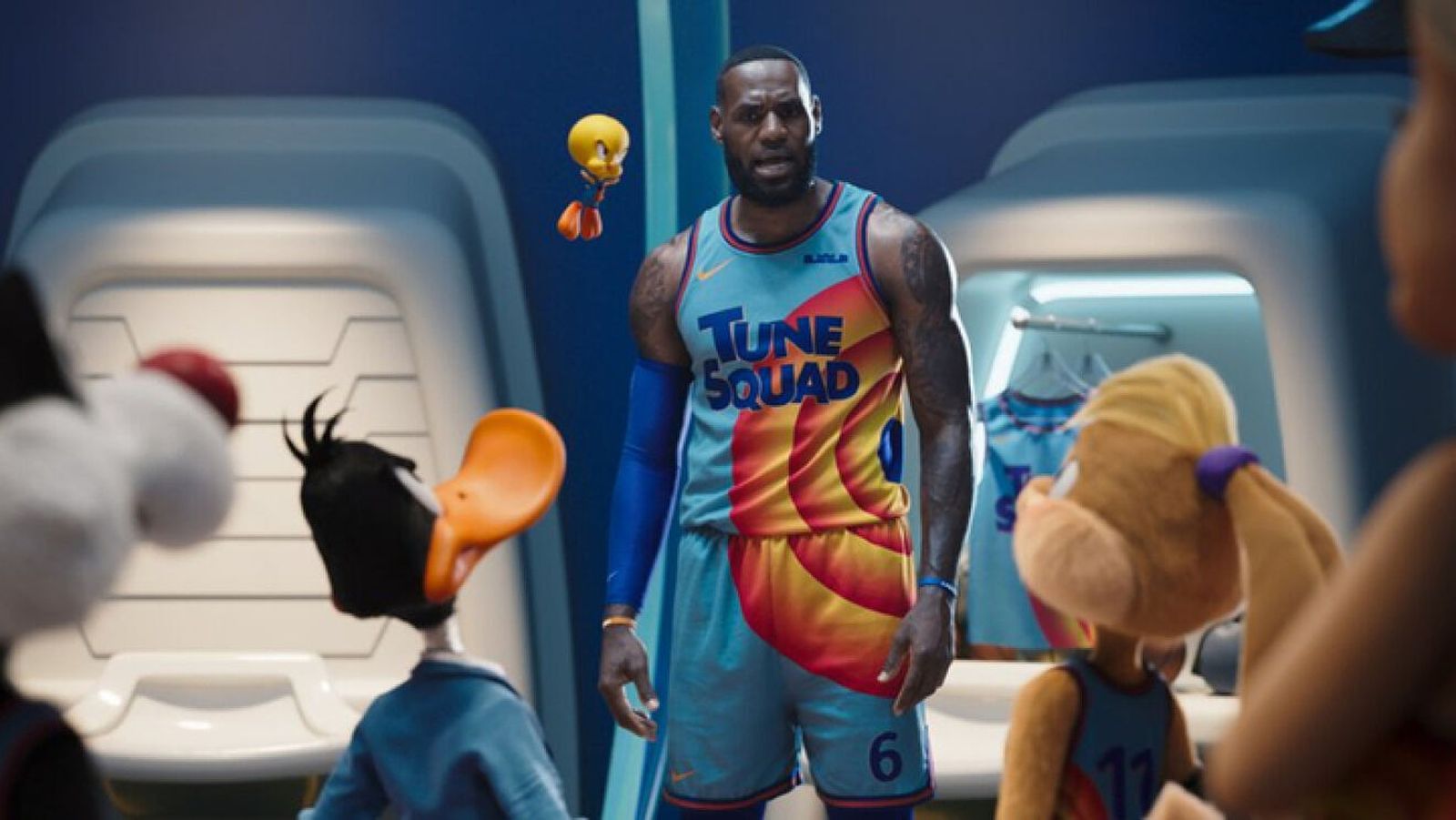 Lebron James y su equipo de personajes de 'Looney Tunes'.