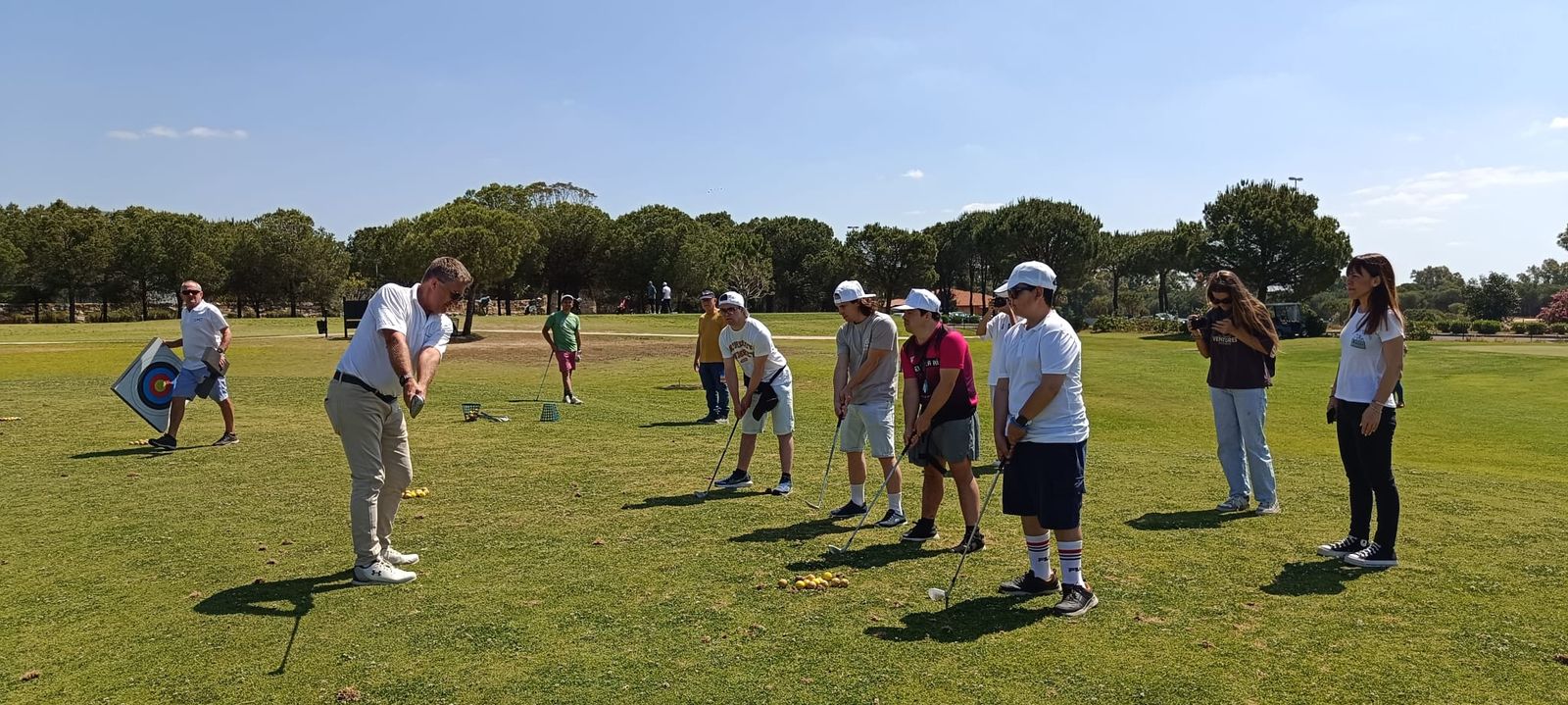 Los participantes aprenden técnicas de golf.