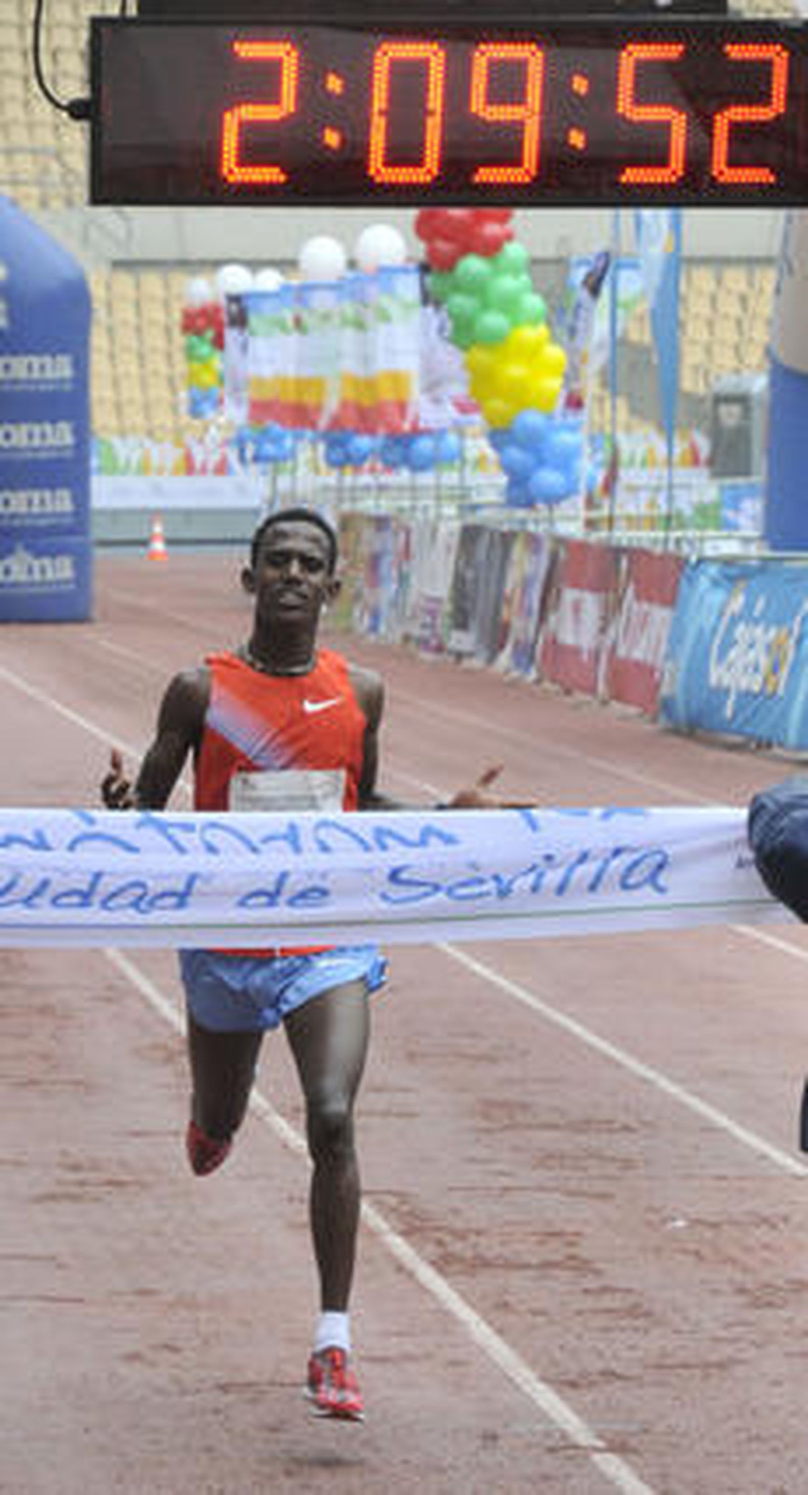 El etíope Daniel Abera gana la XXVII Maratón de Ciudad de Sevilla. / Juan Carlos Vázquez