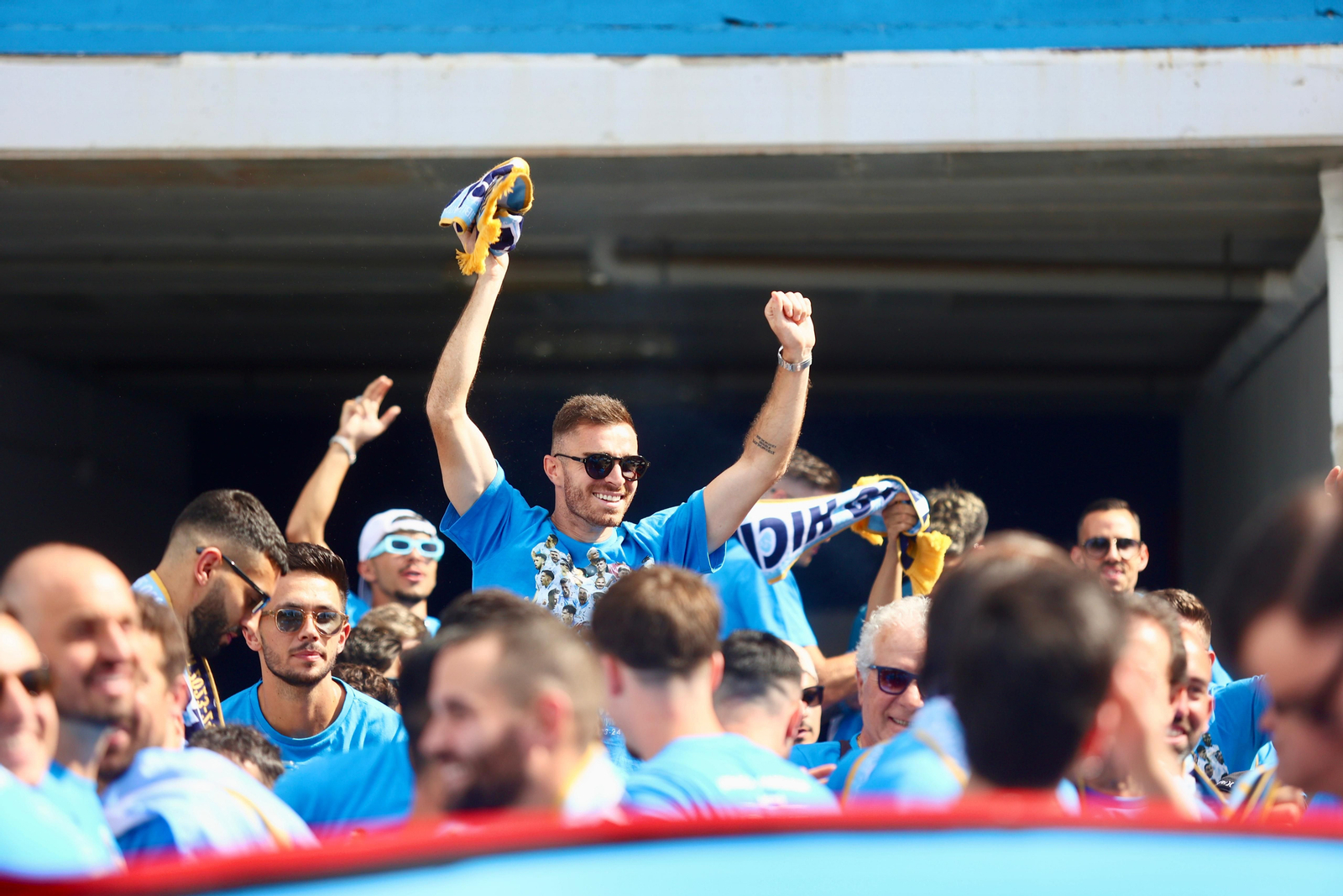 El malaguismo sale a la calle en avalancha: Las fotos de la celebración del ascenso