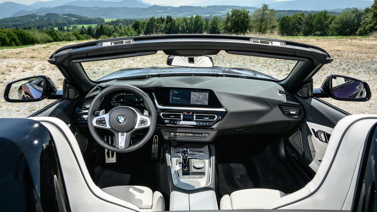 El Z4 cuenta con el BMW Live Cockpit Professional que incluye una pantalla digital para la instrumentación y otra central de 10,25”.