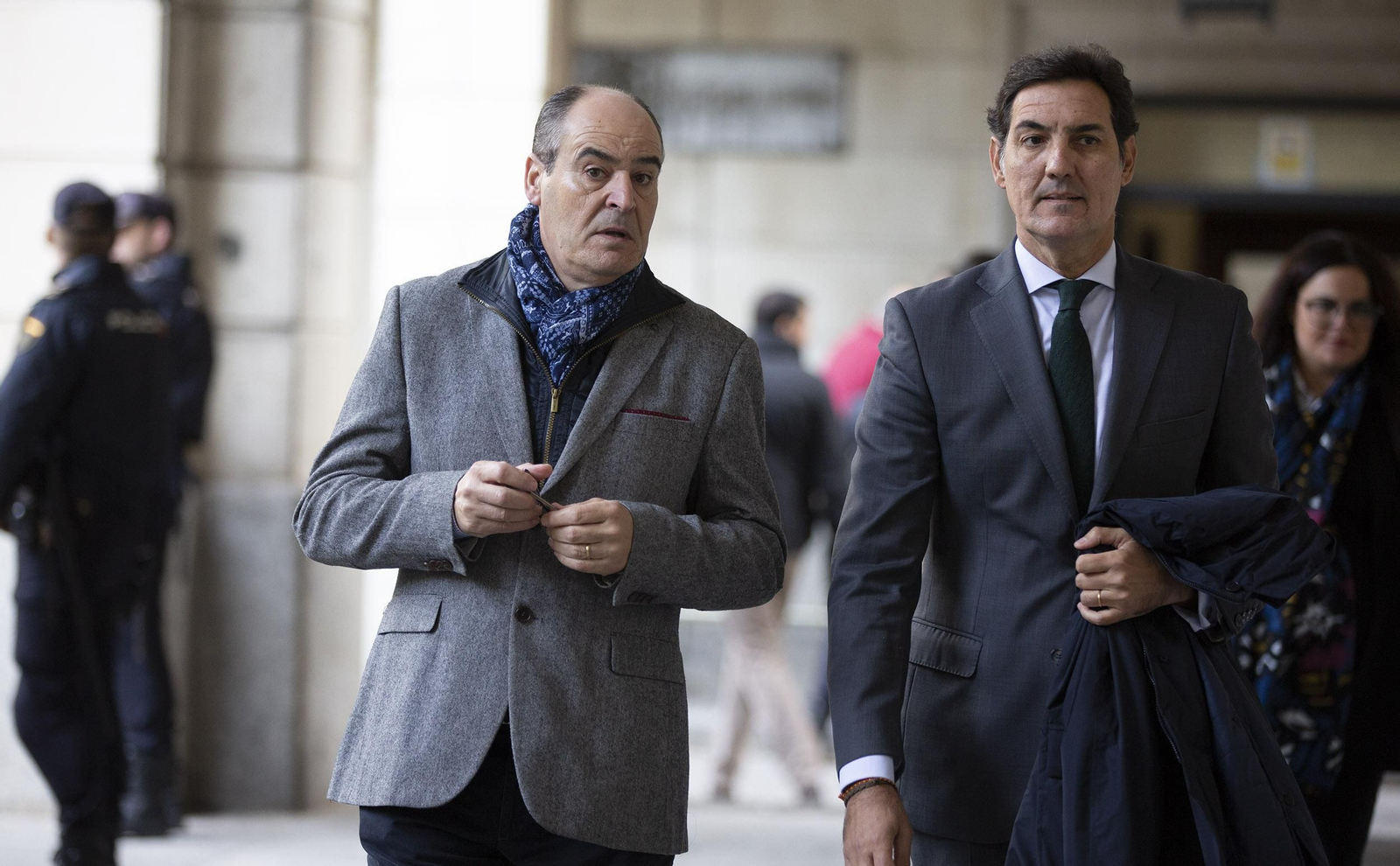 El exdirector general de Trabajo, Juan Márquez, a su llegada ayer a la Audiencia de Sevilla con su abogado.