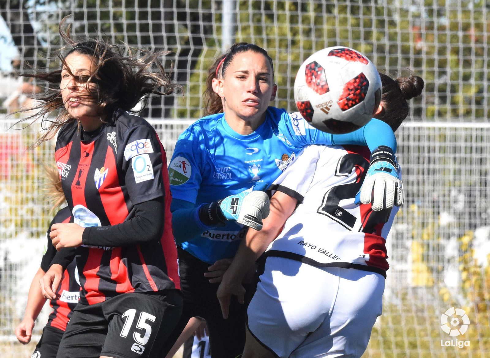 Sara Serrat despeja de puños un balón en el encuentro contra el Rayo.