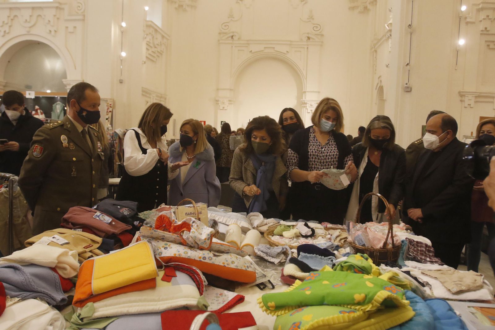 Así es el Baratillo de Primavera de Adevida en Córdoba, en imágenes