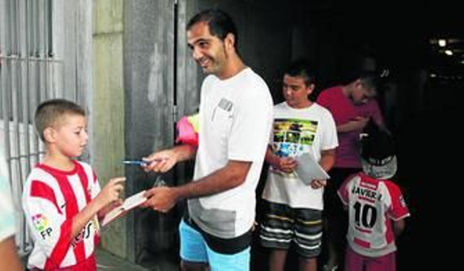 Verza le firma un autógrafo a un pequeño aficionado rojiblanco, pronto espera firmar su contrato de renovación.