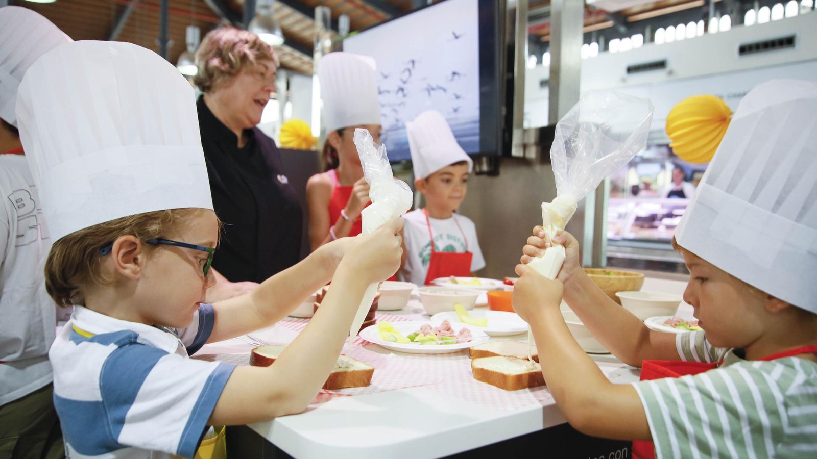 Las imágenes del taller infantil de cocina en el mercado de Almería