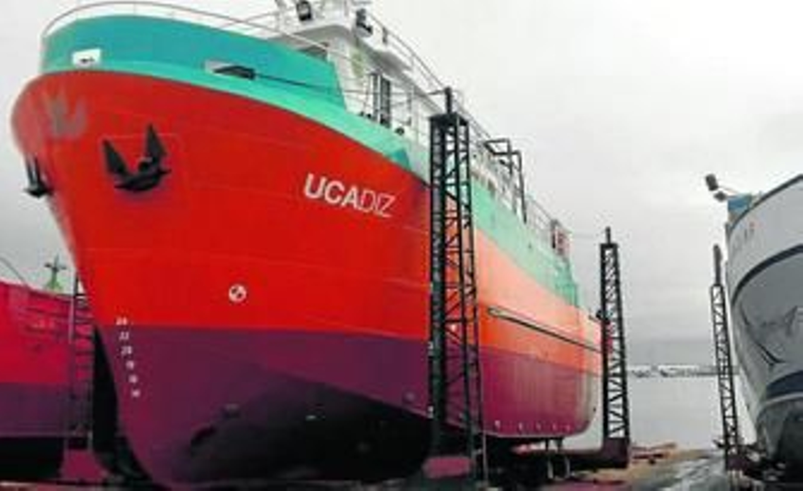 El nuevo buque oceanográfico puesto en marcha por la UCA, en el astillero de Barbate.